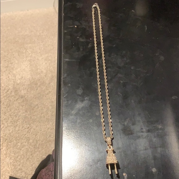 Gold chain with plug pendent - Picture 1 of 3